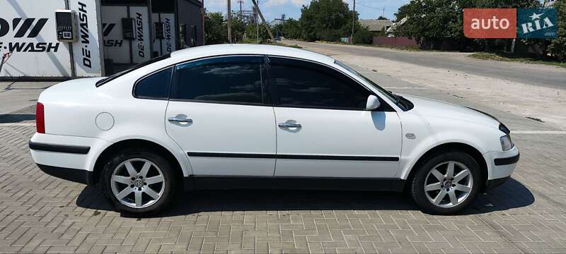 Седан Volkswagen Passat 2000 в Помічній