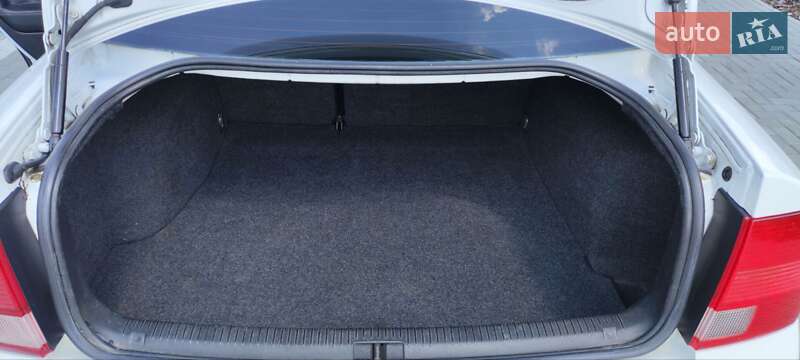 Седан Volkswagen Passat 2000 в Помічній