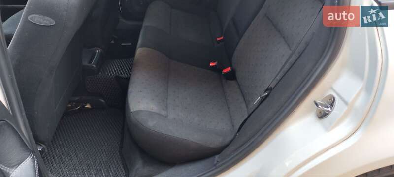 Седан Volkswagen Passat 2000 в Помічній