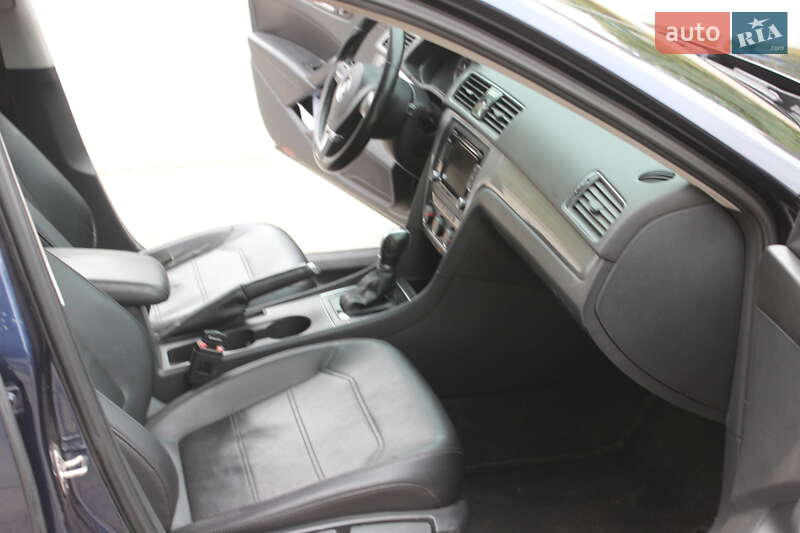 Седан Volkswagen Passat 2015 в Днепре