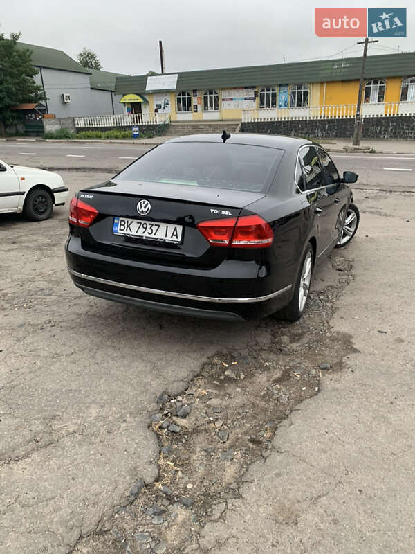 Седан Volkswagen Passat 2011 в Ровно