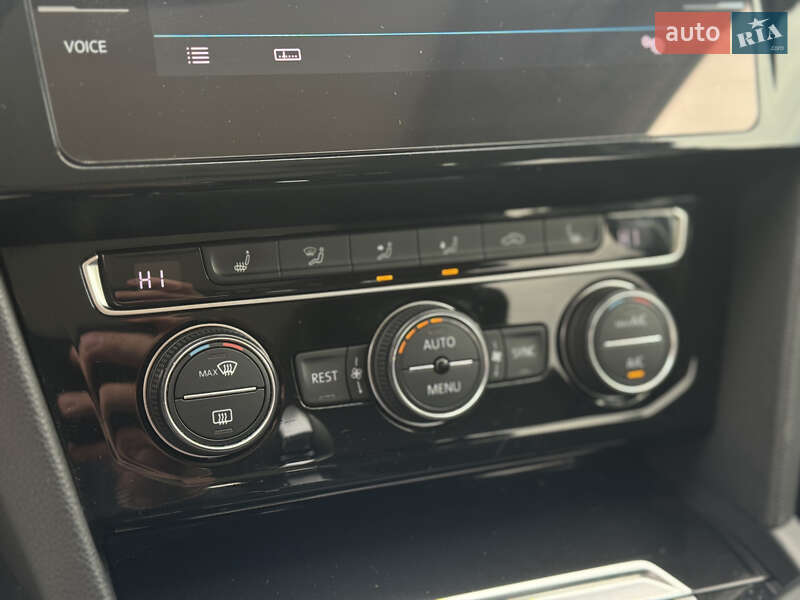 Универсал Volkswagen Passat 2018 в Киеве фото 23 Универсал Volkswagen Passat 2018 в Киеве