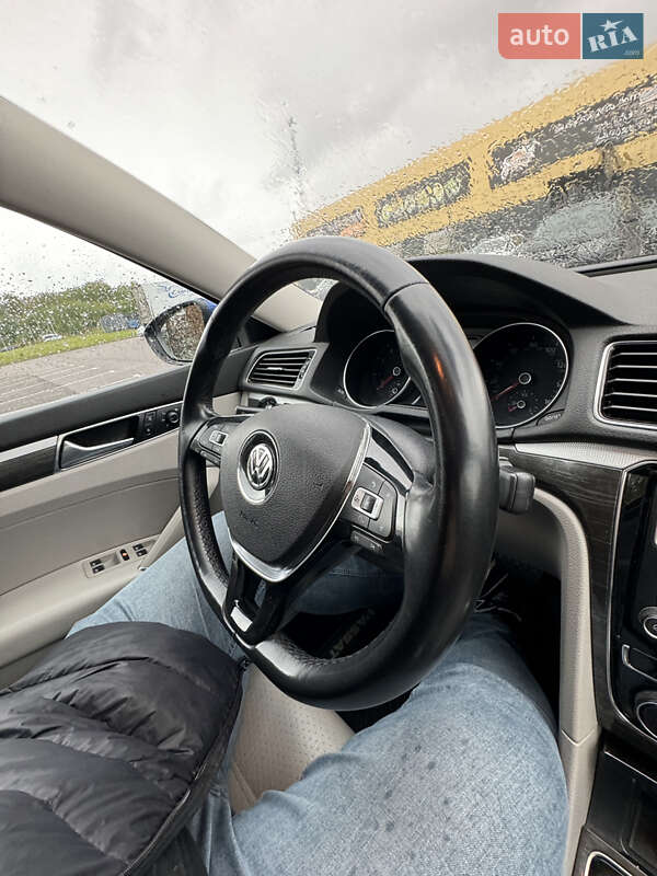 Седан Volkswagen Passat 2017 в Ровно