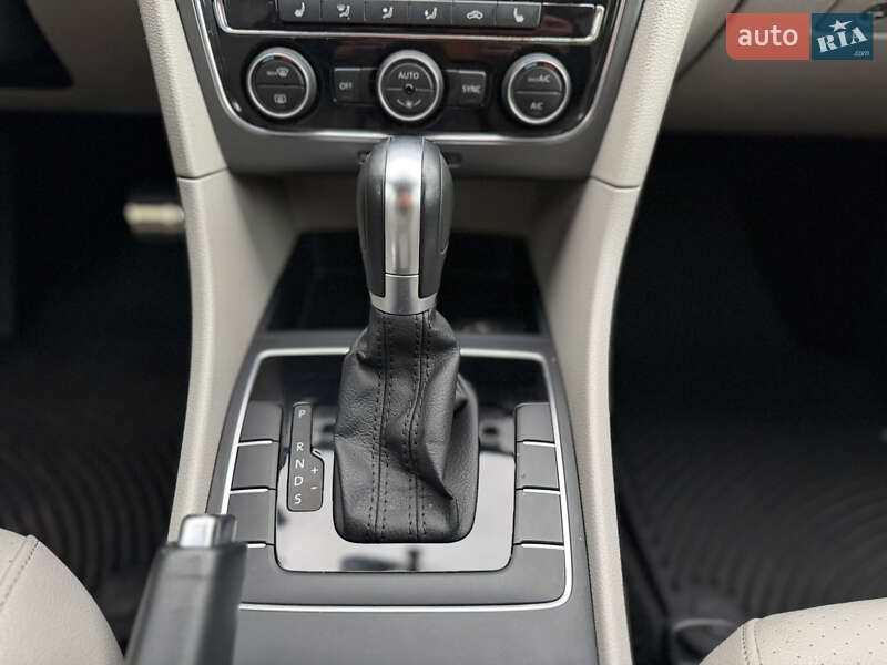 Седан Volkswagen Passat 2017 в Ровно