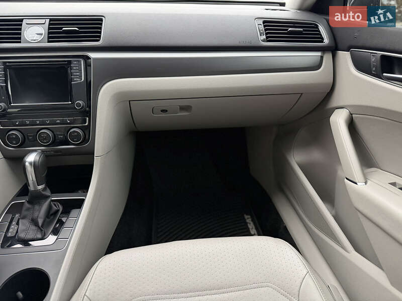 Седан Volkswagen Passat 2017 в Ровно