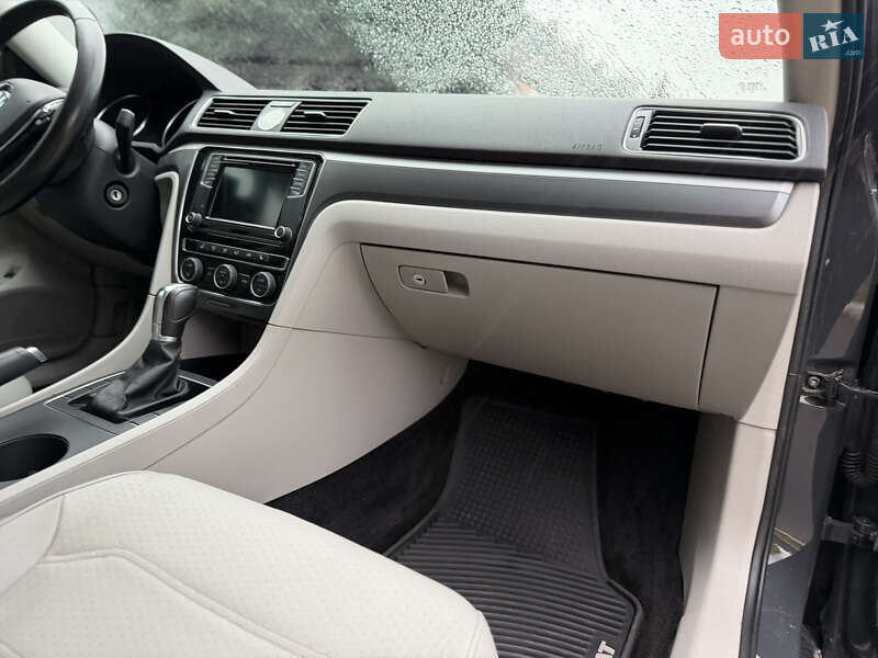 Седан Volkswagen Passat 2017 в Ровно