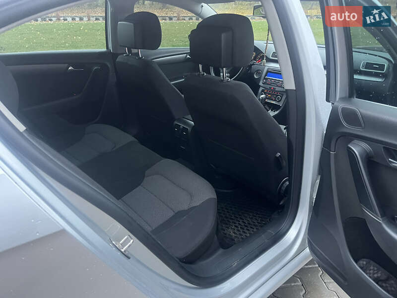 Седан Volkswagen Passat 2011 в Ровно