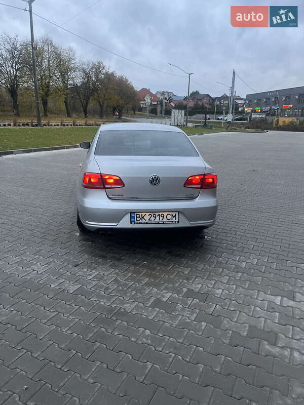 Седан Volkswagen Passat 2011 в Ровно