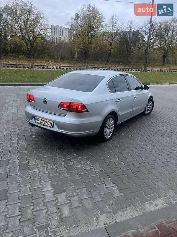 Седан Volkswagen Passat 2011 в Ровно