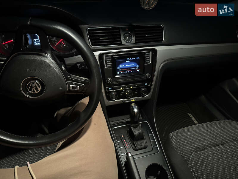 Седан Volkswagen Passat 2017 в Одессе