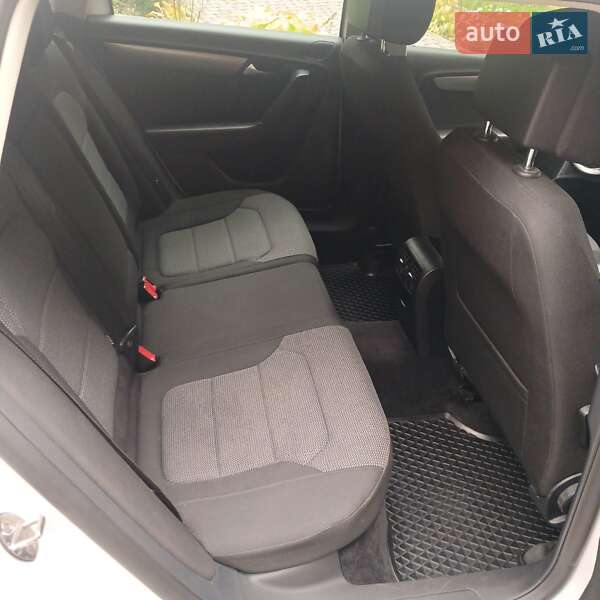 Универсал Volkswagen Passat 2011 в Теребовле