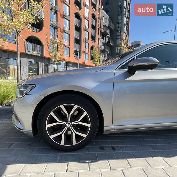 Седан Volkswagen Passat 2016 в Києві