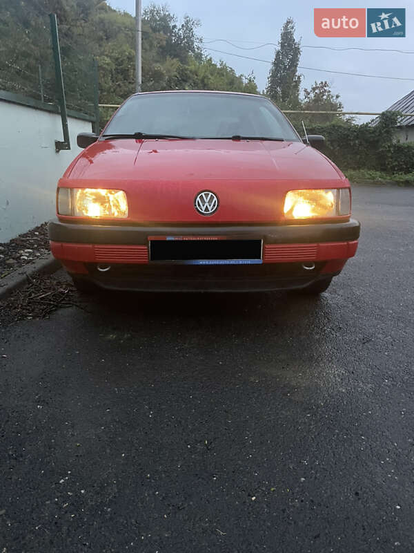 Седан Volkswagen Passat 1989 в Виноградові