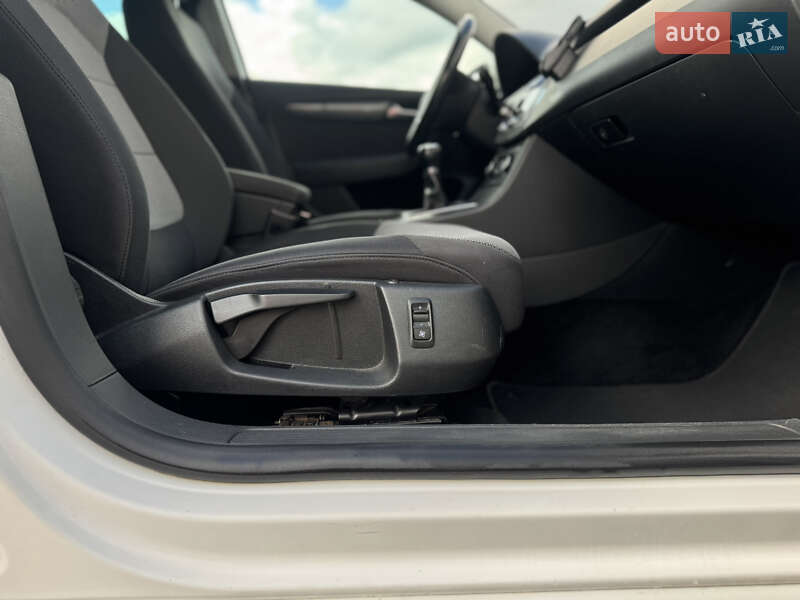 Универсал Volkswagen Passat 2011 в Луцке фото 29 Универсал Volkswagen Passat 2011 в Луцке