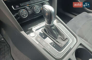 Седан Volkswagen Passat 2015 в  фото 17 Седан Volkswagen Passat 2015 в