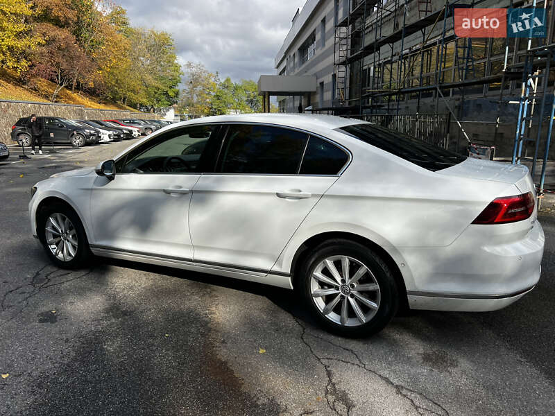 Седан Volkswagen Passat 2015 в Києві