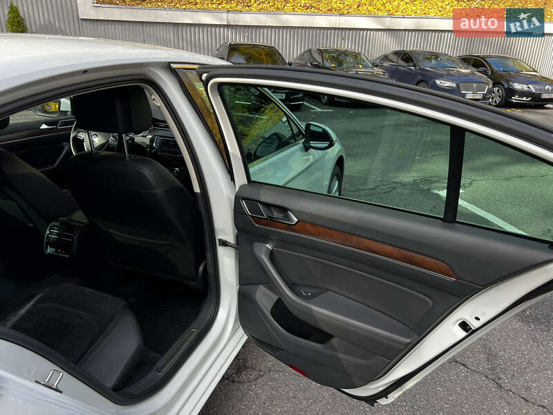 Седан Volkswagen Passat 2015 в Києві