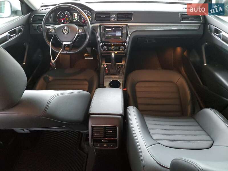 Седан Volkswagen Passat 2016 в Ивано-Франковске