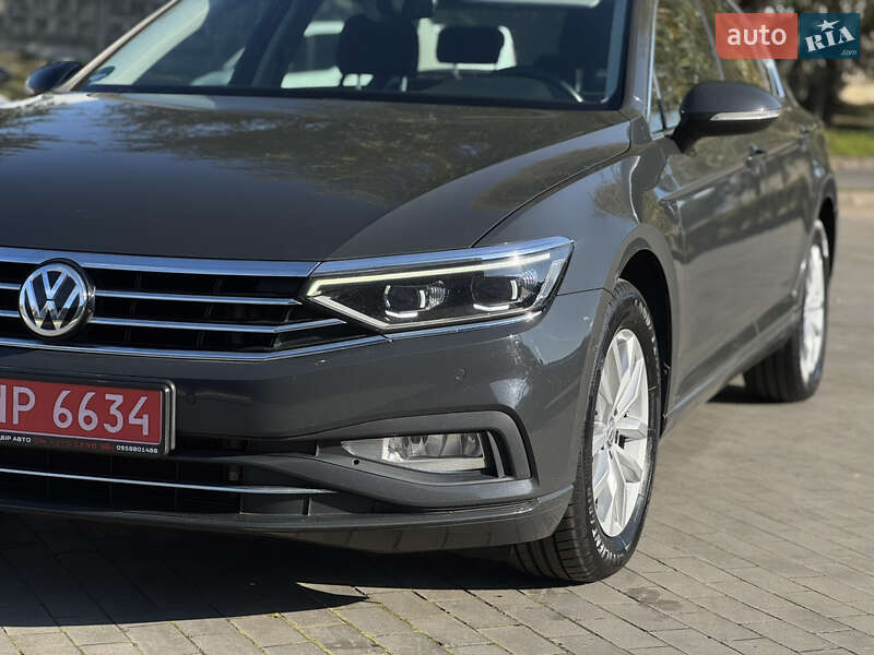Седан Volkswagen Passat 2020 в Луцке