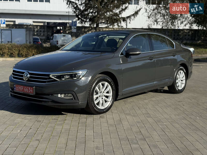 Седан Volkswagen Passat 2020 в Луцке