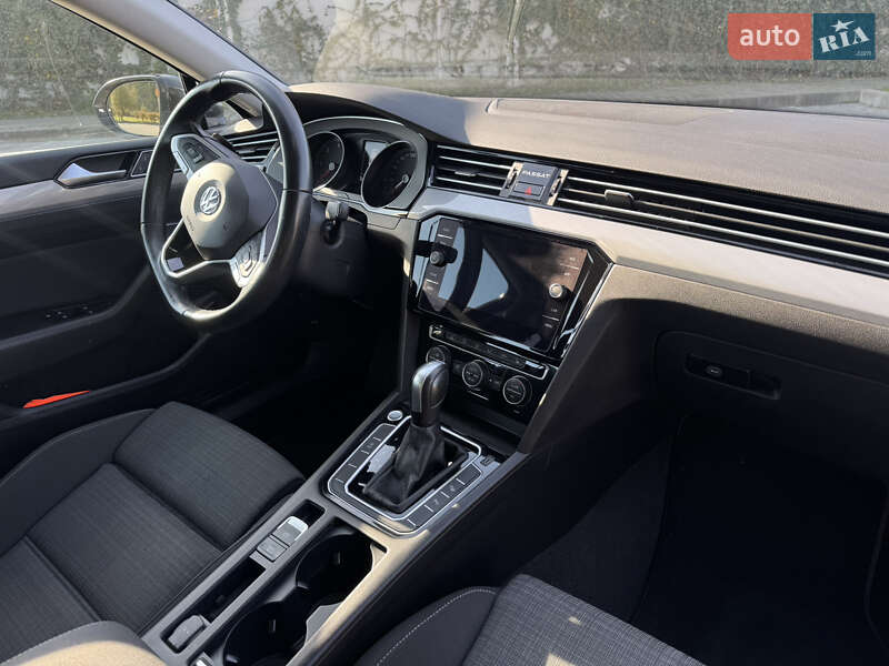 Седан Volkswagen Passat 2020 в Луцке