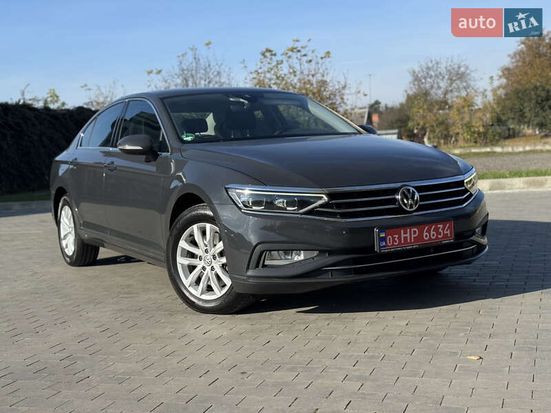 Седан Volkswagen Passat 2020 в Луцке