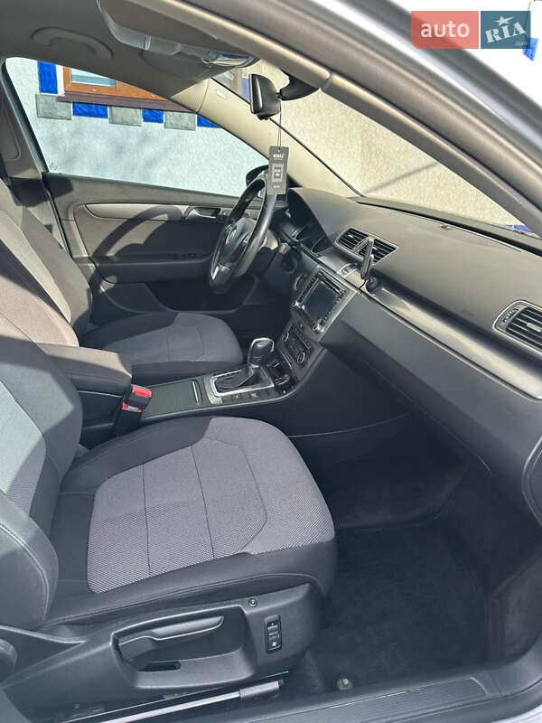 Універсал Volkswagen Passat 2011 в Чернівцях