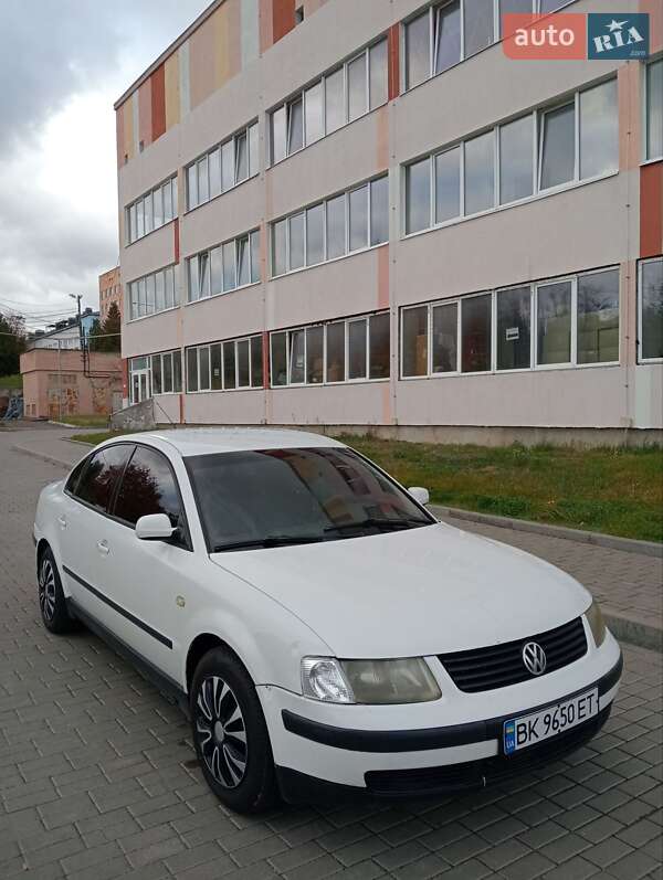 Седан Volkswagen Passat 1999 в Рівному