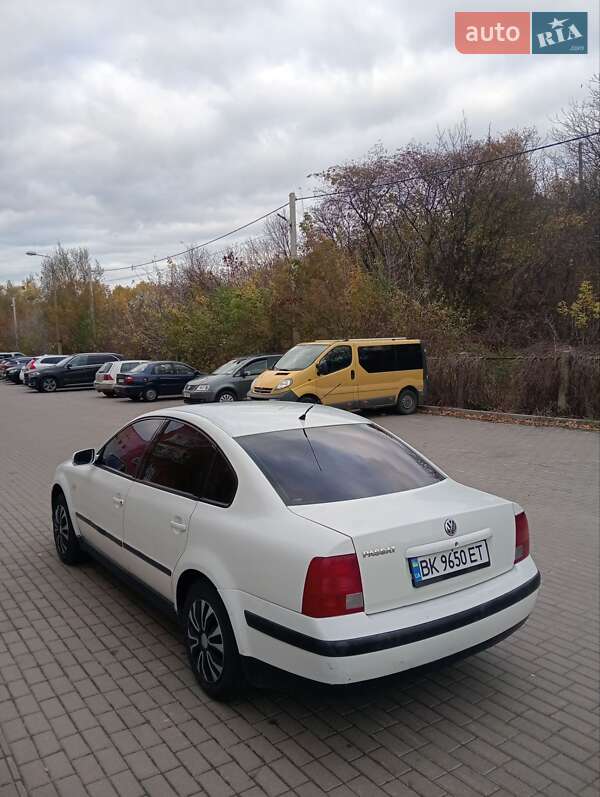 Седан Volkswagen Passat 1999 в Рівному