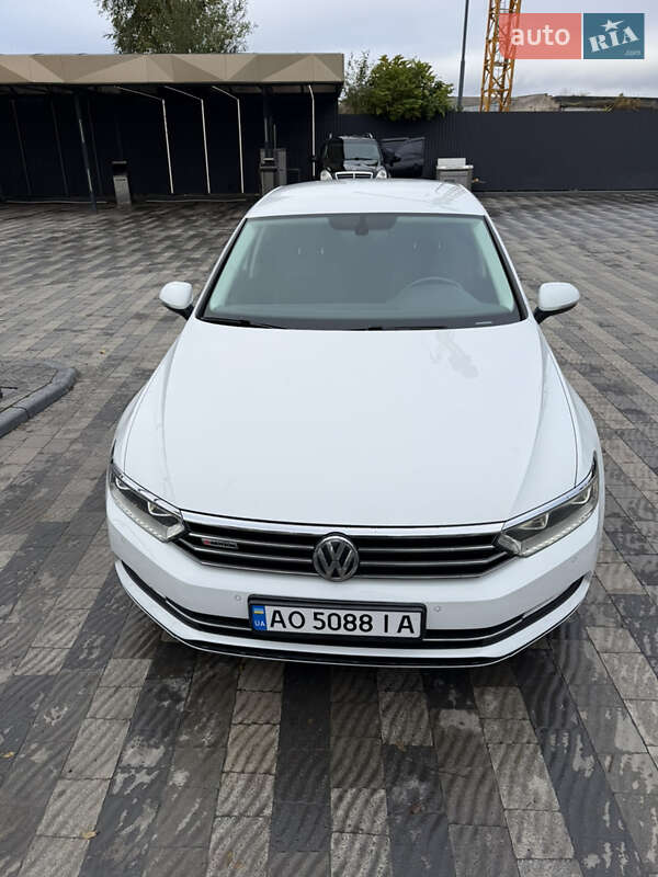 Седан Volkswagen Passat 2015 в Ужгороде