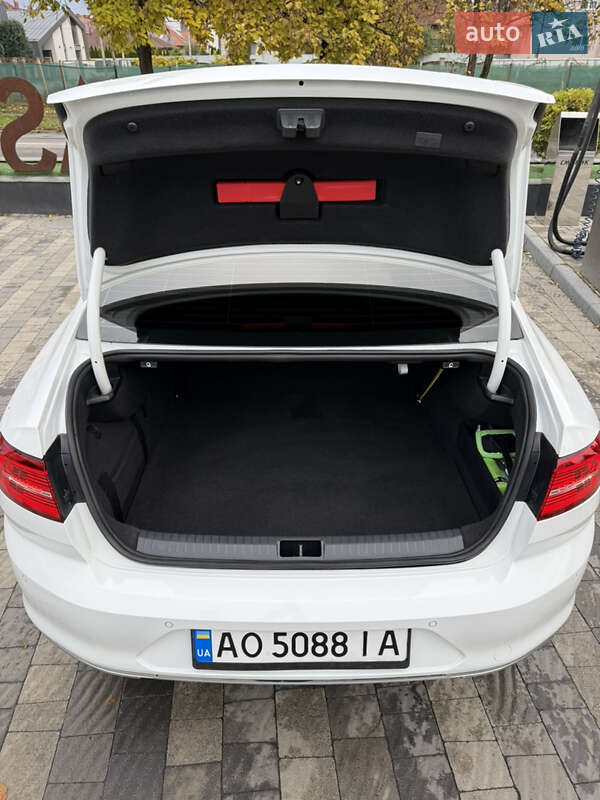 Седан Volkswagen Passat 2015 в Ужгороде