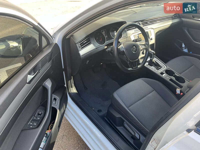 Седан Volkswagen Passat 2016 в Киеве