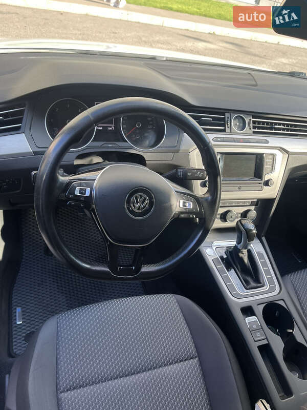 Седан Volkswagen Passat 2016 в Киеве