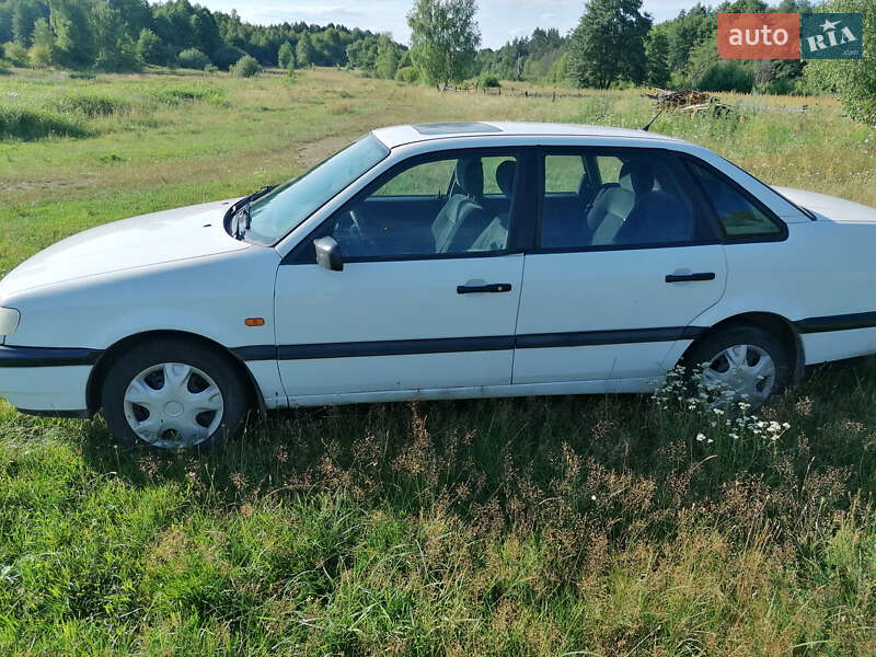 Седан Volkswagen Passat 1994 в Лугинах