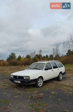 Универсал Volkswagen Passat 1988 в Дубровице