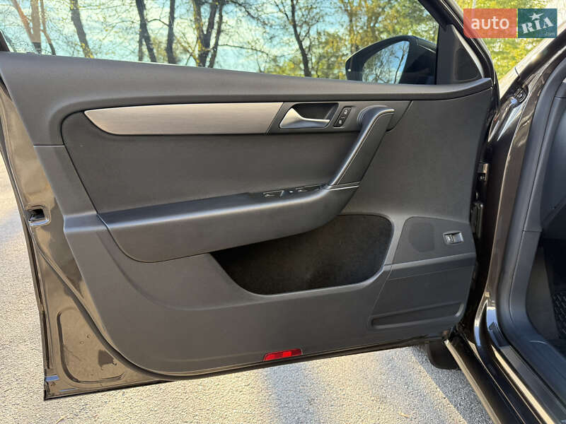 Седан Volkswagen Passat 2011 в Киеве