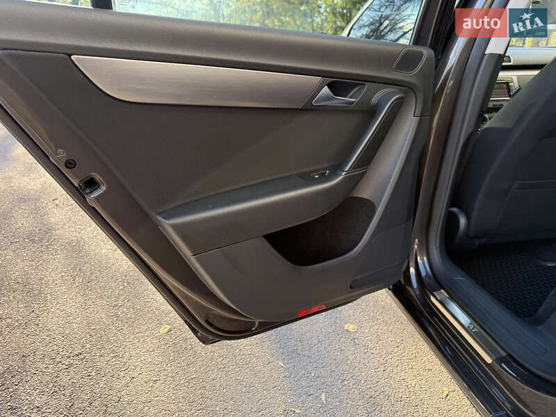 Седан Volkswagen Passat 2011 в Киеве
