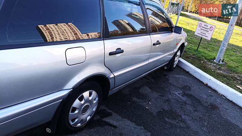 Универсал Volkswagen Passat 1994 в Киеве