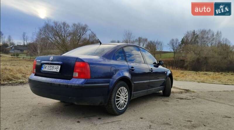 Седан Volkswagen Passat 2000 в Остроге