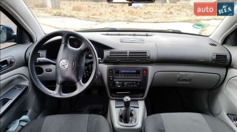 Седан Volkswagen Passat 2000 в Остроге