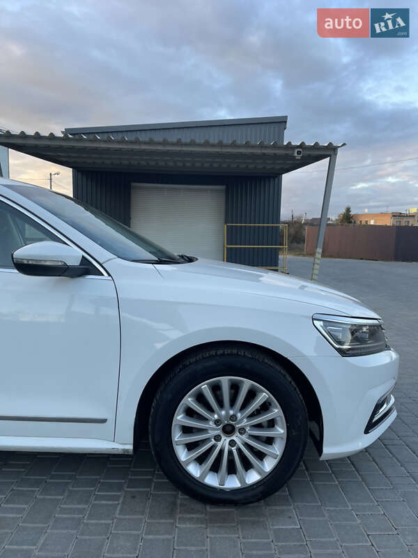 Седан Volkswagen Passat 2016 в Киеве