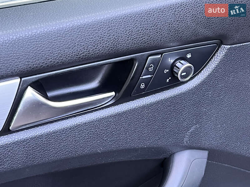 Седан Volkswagen Passat 2013 в Києві