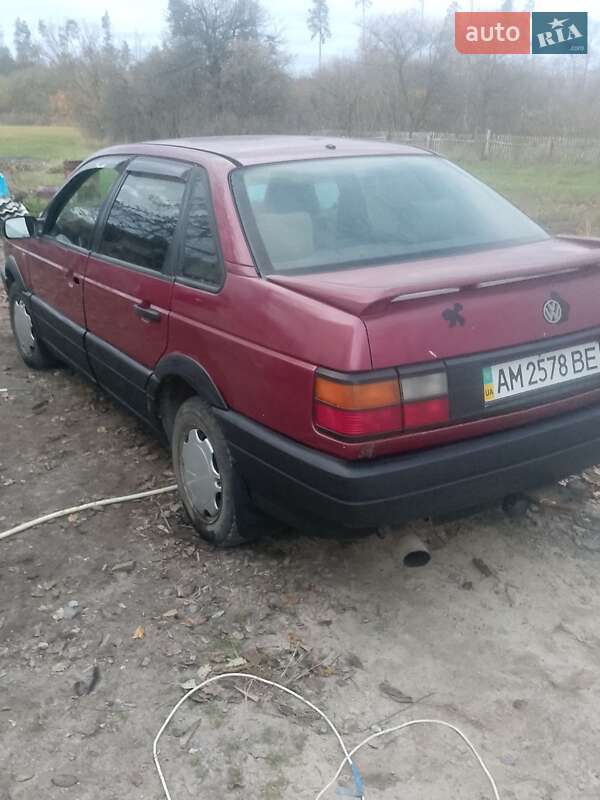 Седан Volkswagen Passat 1990 в Корнине