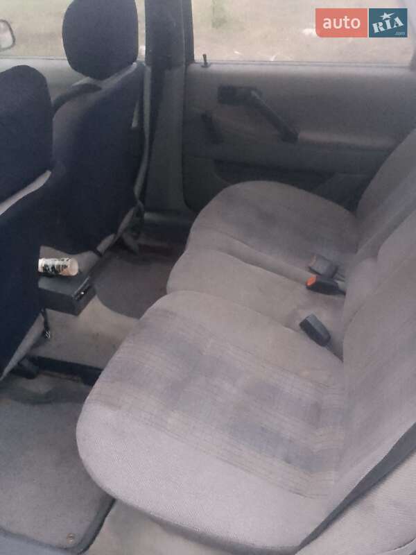 Седан Volkswagen Passat 1990 в Корнине