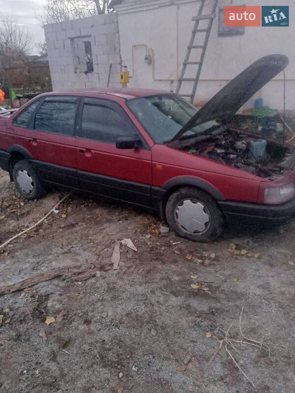 Седан Volkswagen Passat 1990 в Корнине