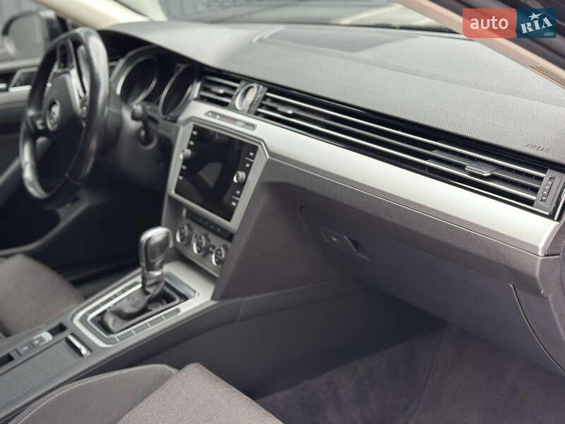 Универсал Volkswagen Passat 2018 в Дубно фото 43 Универсал Volkswagen Passat 2018 в Дубно