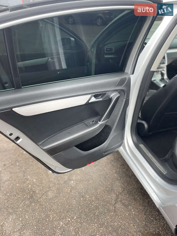 Седан Volkswagen Passat 2012 в Коростене