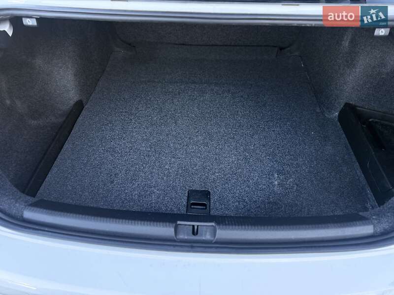 Седан Volkswagen Passat 2015 в Львові