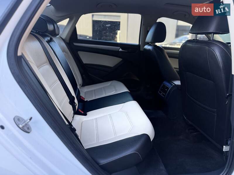 Седан Volkswagen Passat 2015 в Львові