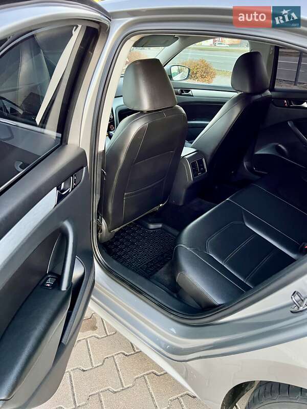 Седан Volkswagen Passat 2012 в Софиевской Борщаговке